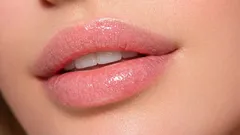 I rossetti appartengono al passato: la nuova tendenza rende le labbra più grandi e più luminose