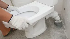 Perché il WC traballa e come risolverlo facilmente da soli: non serve l’idraulico