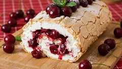 Ricetta per un rotolo di meringa soffice con ciliegie: delizioso come in una caffetteria