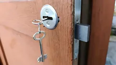 Perché non lasciare la chiave nella serratura? Non protegge, facilita lo scasso