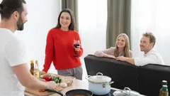 Non ti piace invitare ospiti? Gli psicologi spiegano cosa potrebbe significare