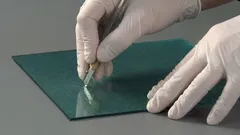 Come tagliare il vetro dritto al primo colpo: metodo senza strumenti costosi e senza scheggiature