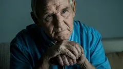 Di cosa si pentono di più le persone di 90 anni: uno psicologo svela le risposte più comuni