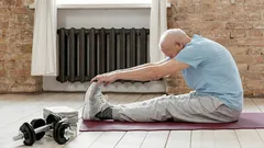 Questi esercizi sono perfetti per chi ha più di 50 anni: 20 minuti per forza ed equilibrio