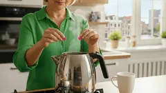 Come prevenire il calcare nel bollitore: questo semplice ingrediente lo elimina prima di bollire