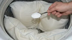 Il giallo sparirà in un attimo: basta un cucchiaio e i cuscini torneranno bianchissimi