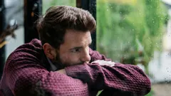 Cosa tradisce una persona costantemente infelice: uno psicologo indica i primi segnali