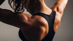 Trazioni senza sbarra: 3 esercizi per una schiena forte senza uscire di casa