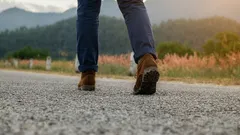 Gli psicologi hanno rivelato un fatto sorprendente sulle persone che camminano velocemente